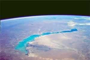 巴尔喀什湖东咸西淡的原因是什么