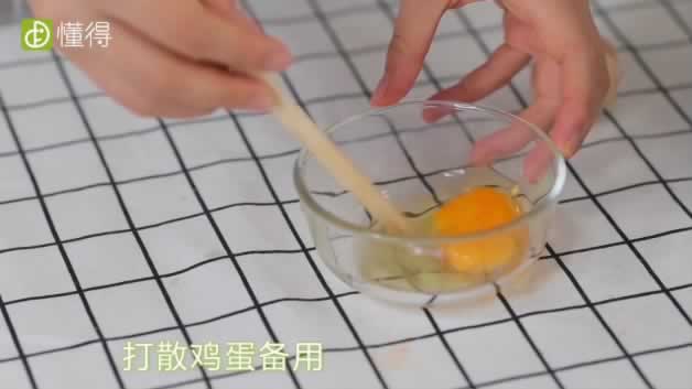 酱油炒饭的做法-打散鸡蛋备用