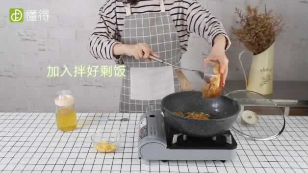 酱油炒饭的做法-加入拌好的米饭