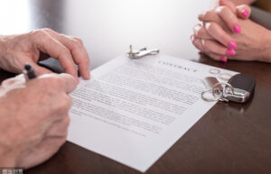 离婚净身出户协议书怎么写（自愿净身出户离婚协议书模板）