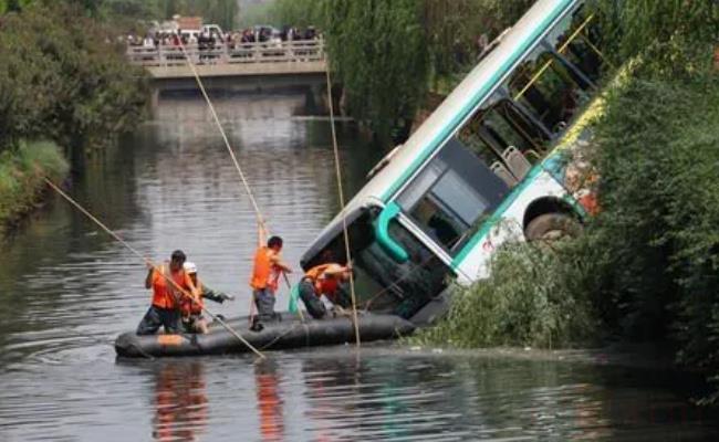 上海一公交车坠河（伤亡情况如何？）