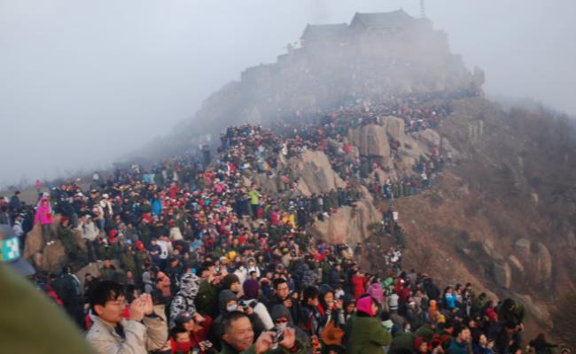 泰山游客爆满山脚堵到山顶（爬到顶正常情况要多少时间？）