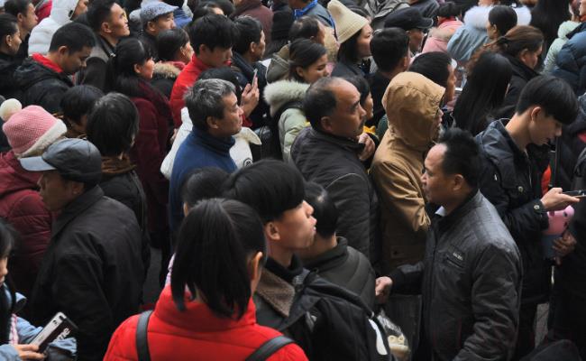 上海去年常住人口为2475.89万人60岁及以上占比25%（说明什么问题？）