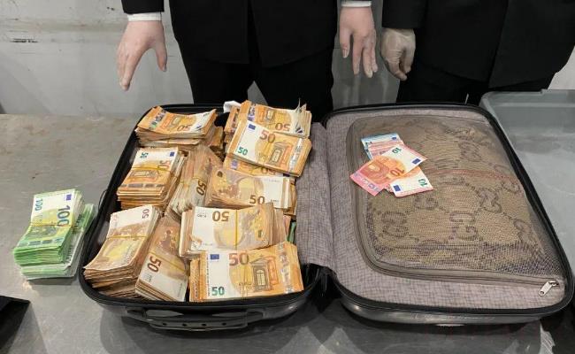 杭州海关行李箱中查获巨款（旅客为何不通过银行汇款而要带在身边？）