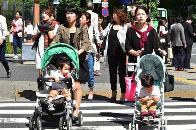 日本去年新生儿跌破80万（是什么原因）