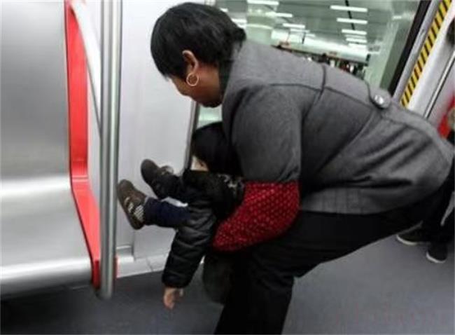 家长带娃在地铁车厢小便，这种行为该不该受到谴责？