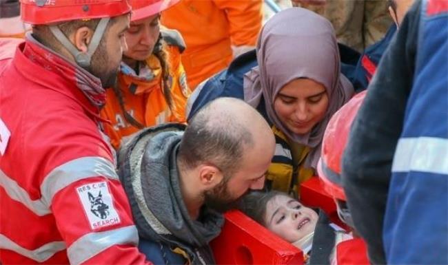 土耳其数名儿童被困超130小时后获救（ 生命奇迹上演？）