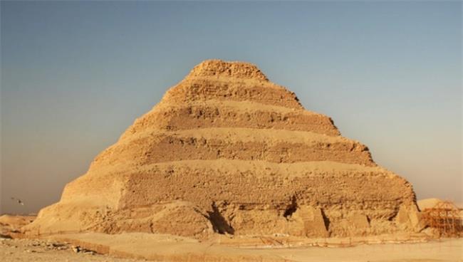 埃及金字塔的长度是多少米（544米）