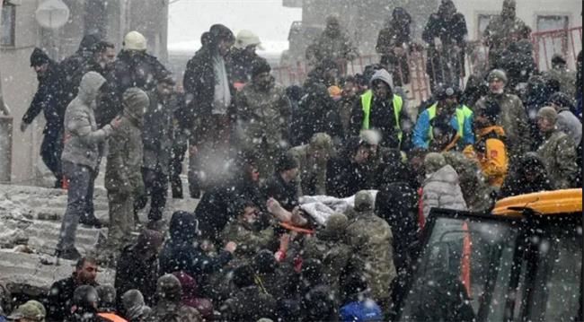 土耳其地震引关注，大雪纷飞余震不断（受灾民众现状如何？）