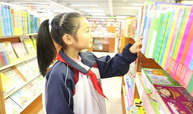 学生不到指定书店买书就老师罚站，相关部门回应了吗？