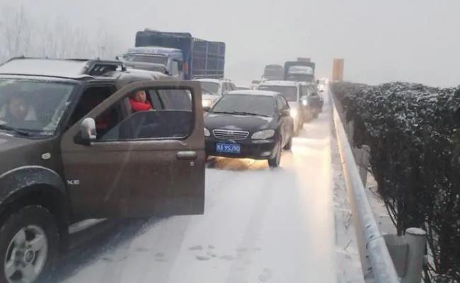 河南三门峡突降暴雪多车被困连霍高速（该注意什么？）