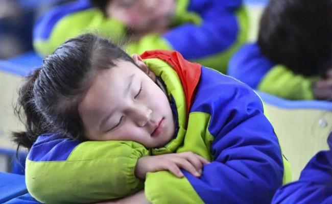 “双减”后中小学生睡眠时长普遍无法达到要求（中小学生熬夜的最主要原因是什么？）