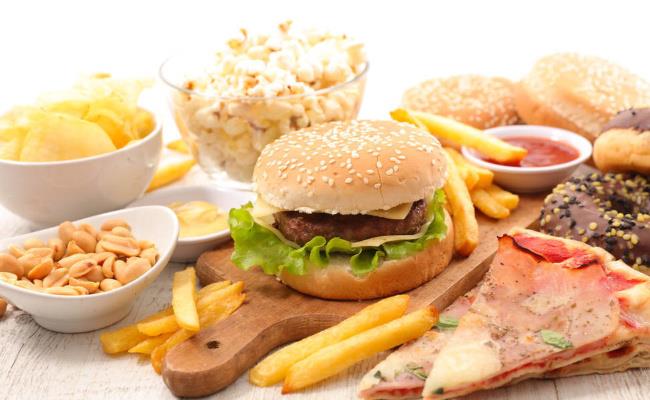 小学生爱吃零食饮料患肥胖性肾病（垃圾食品的危害有哪些？）