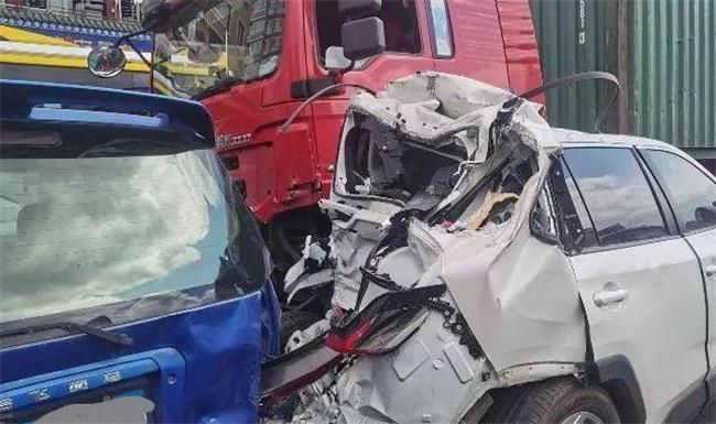 造成湖南高速交通事故16人死亡，66人受伤惨烈交通事故的原因是什么？
