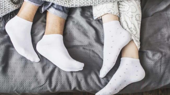 睡觉时穿袜子更容易睡着（穿袜子睡觉好吗？）