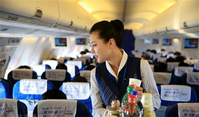 飞机颠簸对乘客的影响有哪些，作为乘务员该如何服务