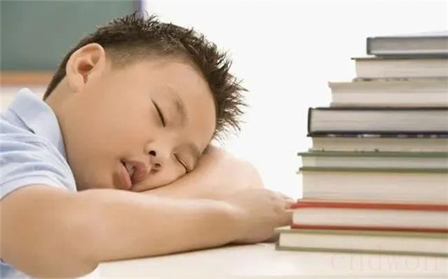 “双减”后中小学生睡眠时长普遍无法达到要求（中小学生熬夜的最主要原因是什么？）