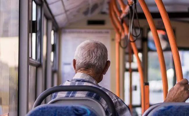 为什么代表建议调整老人免费乘公交？