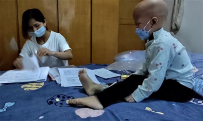 3岁女童喊脚疼被确诊癌症晚期（父母5千元工资要养三孩子）