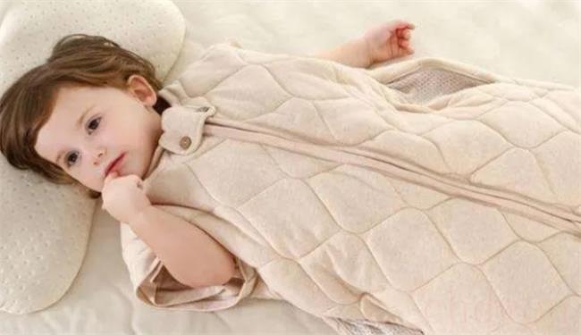 婴儿穿衣服睡觉和裸睡哪个好