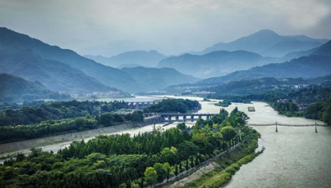 都江堰位于长江的哪一支流上