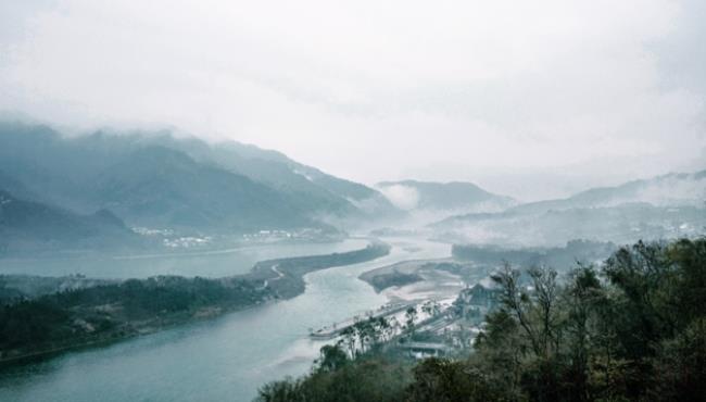 都江堰位于长江的哪一支流上