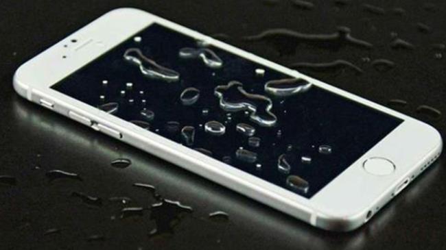 手机掉水里马上捞起来会进水吗