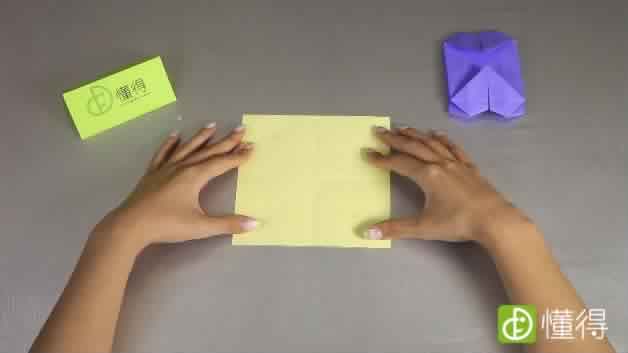 四叶草的折法教程-准备正方形折纸一张