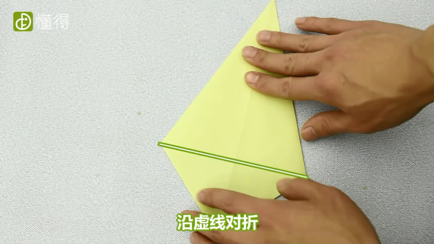 如何折小鸡-将折纸沿虚线内折