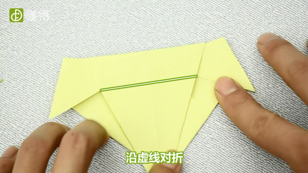 如何折小鸡-将折纸留出合适的空白向上折