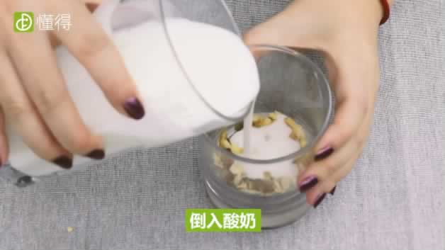 核桃的吃法-将核桃碎、葡萄干倒入杯中，加入酸奶