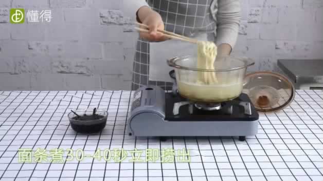 怎么做葱油拌面-面条煮30秒后捞出