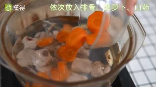 山药胡萝卜排骨汤的做法-放入排骨山药等中火熬15分钟