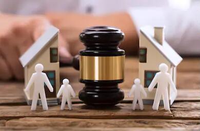 离婚债务应该如何处理和分割（离婚律师收费标准）