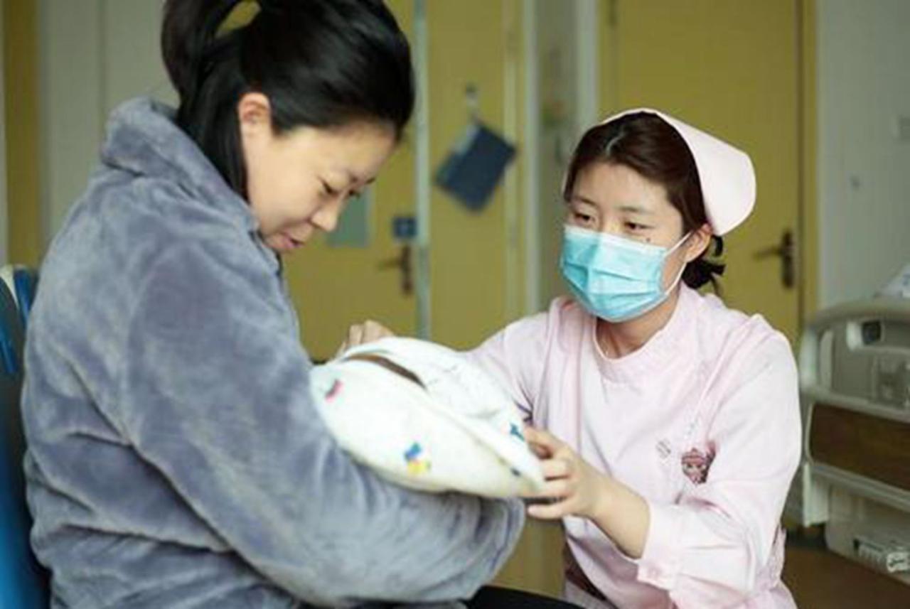 两个人不领证孩子能上户口吗（非婚生子女办理出生公证流程）