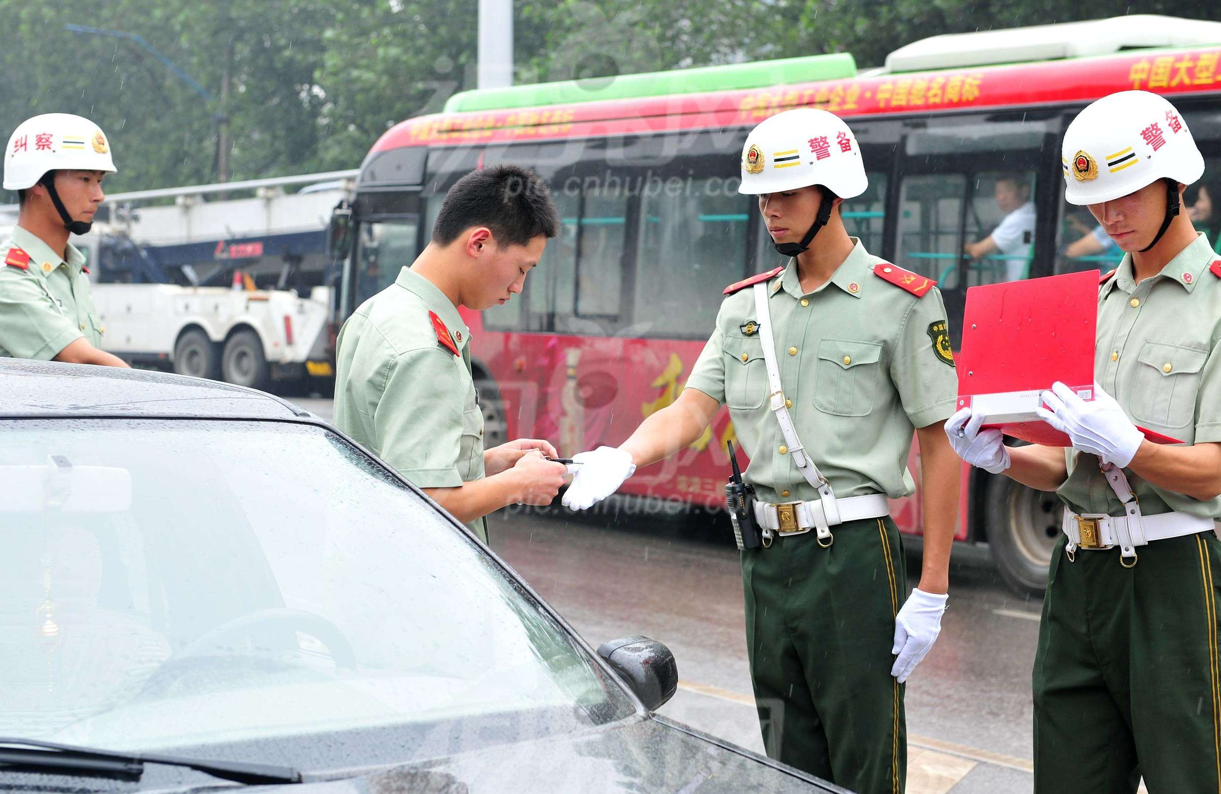 警车撞人承担什么责任和义务（讲解警车撞人的处理和赔偿）