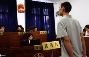 打官司被告不出庭会怎么处理（缺席审判的法律后果）