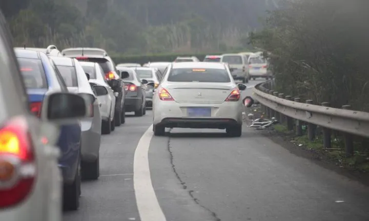 违法占用应急车道行驶扣几分（道路交通安全法规定）