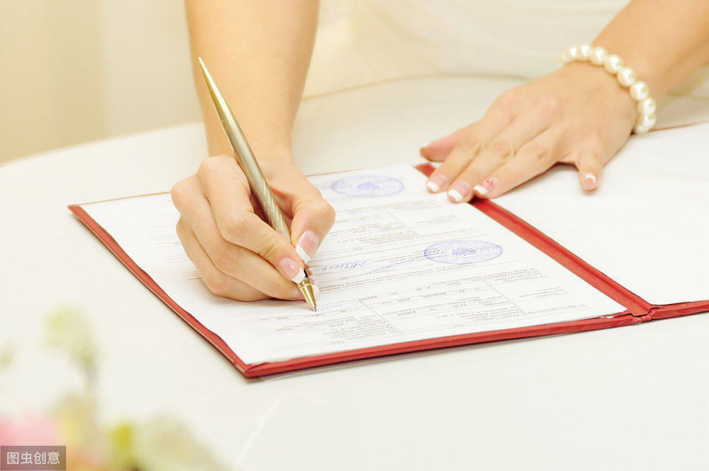 民法典中领取结婚证需要什么证件（办理结婚证的流程）