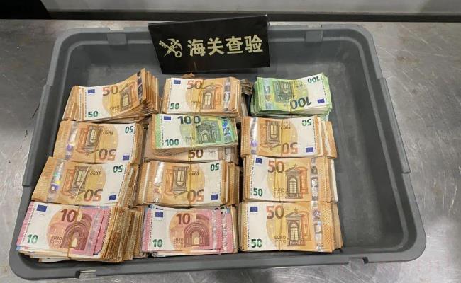 杭州海关行李箱中查获巨款（旅客为何不通过银行汇款而要带在身边？）