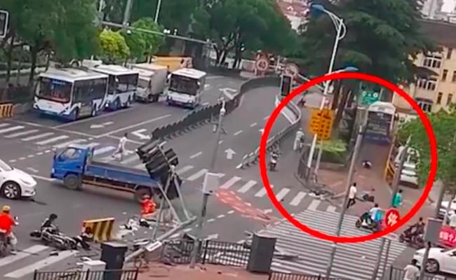 上海一公交车坠河（伤亡情况如何？）