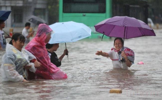 新一轮强降雨即将上线（居民出行该注意什么？）