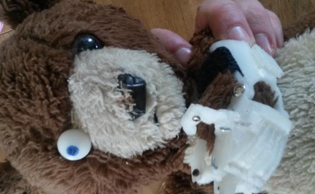 ​女生地摊套玩具熊拆开发现摄像头（在生活中该如何防范类似的事情发生？）