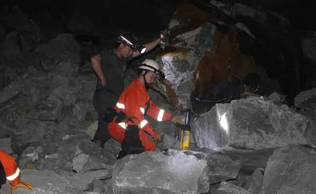 江西新干县一萤石矿采场发生冒顶事故致4名工人被困（救援情况怎么样？）
