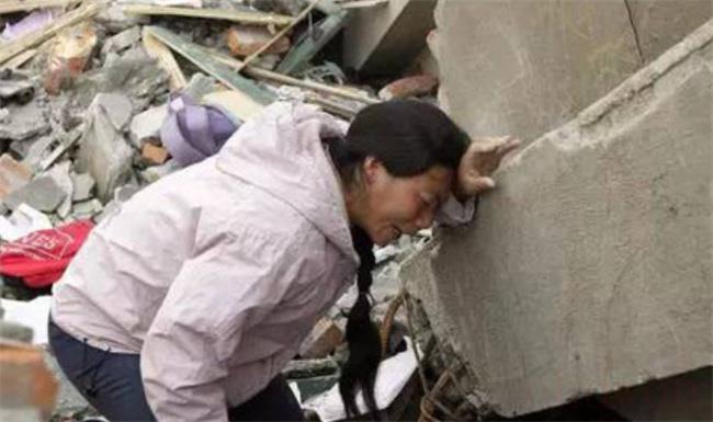中国女子地震被埋25小时后获救（用纸吸雨水求生）