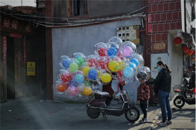 街道上可以卖气球吗（这是不是违法的）