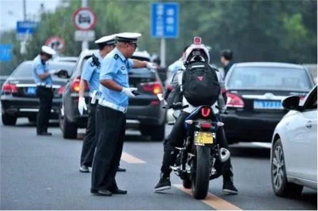 广东等多个省份禁止摩托上高速（摩托车上高速有什么危险）