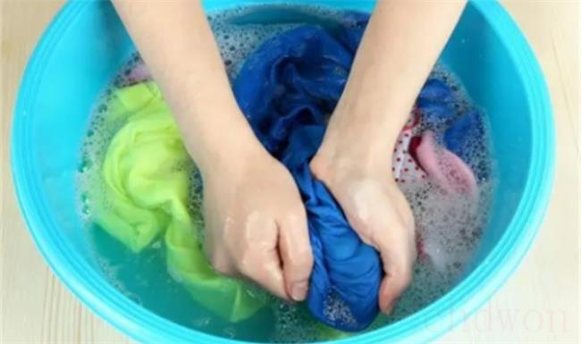 石榴汁和肥皂一起洗为什么变成蓝色