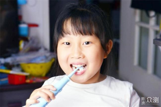 刷牙前用牙刷沾水？教你正确刷牙方法（）