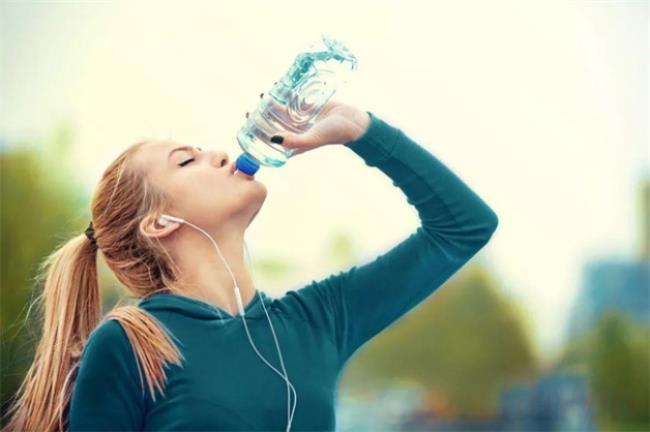 大量喝水是否真的能降低尿酸